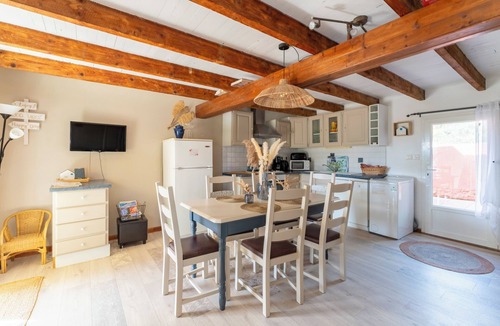 Villelaure House | 'La Source' with Mountain View, Shared Pool and Wi-Fi