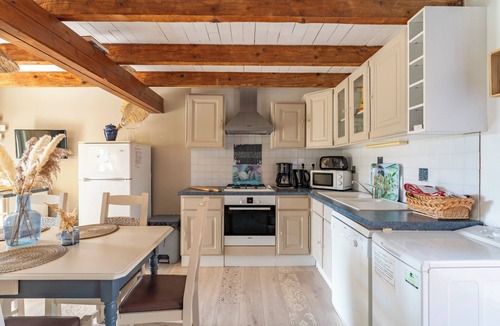 Villelaure House | 'La Source' with Mountain View, Shared Pool and Wi-Fi