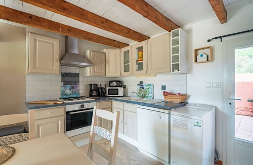 Villelaure House | 'La Source' with Mountain View, Shared Pool and Wi-Fi