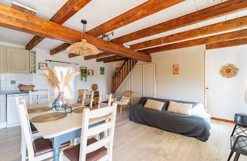 Villelaure House | 'La Source' with Mountain View, Shared Pool and Wi-Fi