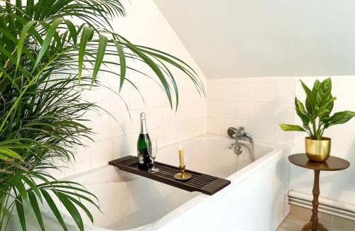 Quesnoy-le-Montant Apartment | La Souveraine - Cottage - Château Le Bas Bleu