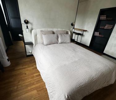 Saint-Lo Apartment | La Suite élégante