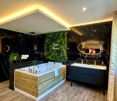 Angouleme Apartment | La Suite Aimée - Espace relaxant avec balnéo
