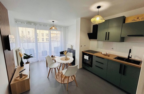 Bezannes Apartment | La Suite Bezannes | Parking | Balcon