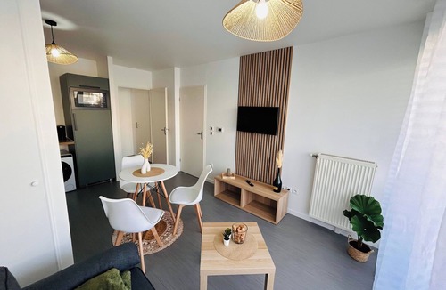 Bezannes Apartment | La Suite Bezannes | Parking | Balcon