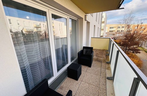 Bezannes Apartment | La Suite Bezannes | Parking | Balcon