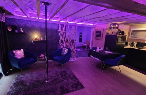 Argentre-du-Plessis Apartment | La Suite de l'Elixir - Love gite with spa and priv