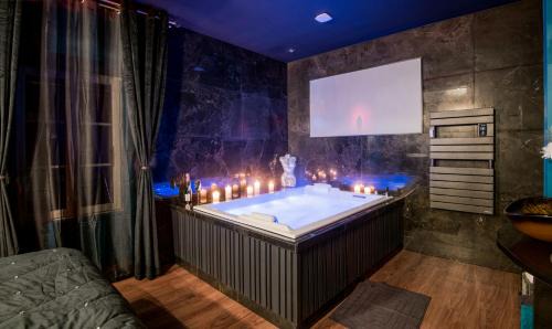 Aiguelèze Apartment | La suite des Secrets - Jacuzzi, clim & sensualité