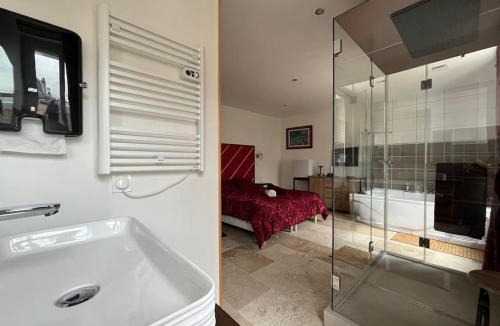 Villeneuve-sur-Yonne Apartment | La Suite Love de l Écu