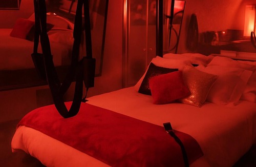 Bouc-Bel-Air House | La suite miroir, La suite miroir, love room with jacuzzi between Aix and Marseille.