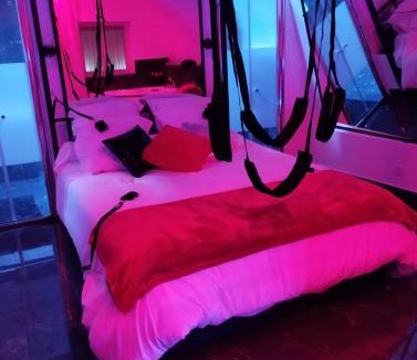 Bouc-Bel-Air Hotel | La suite miroir, love room avec jacuzzi