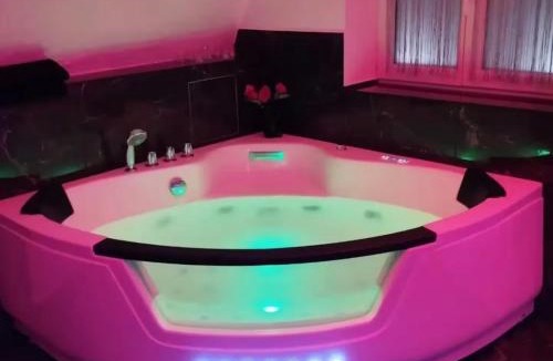 Bouc-Bel-Air Hotel | La suite miroir, love room avec jacuzzi