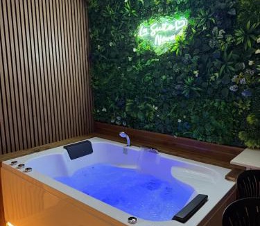 Valenciennes House | La suite Nova - Jacuzzi