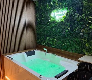 Valenciennes House | La suite Nova - Jacuzzi