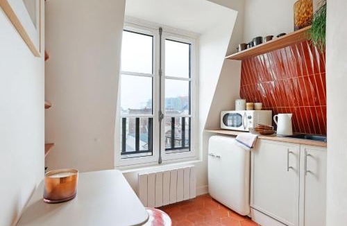 Saint-Merri Apartment | la suite rouge du marais