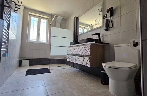 Drancy Apartment | La Suite Rouge Near Paris & Stade De France
