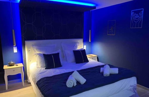 Saint Nicolas - Charles III - Ville vieille - Trois Maisons - Leopold Apartment | La Suite Saphir – spa privatif
