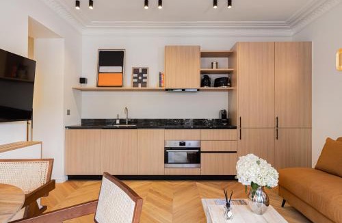 Quartier de la Folie-Mericourt Apartment | La Suite - Voltaire I - 1 bedroom with AC