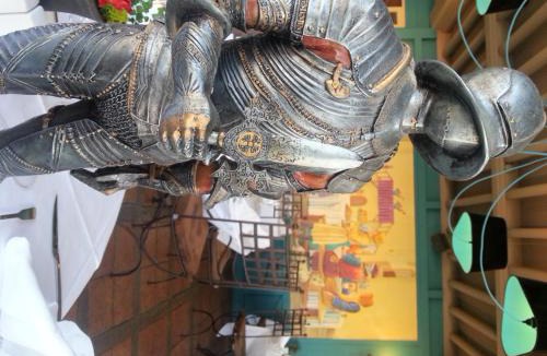 Civrieux-d'Azergues Hotel | La Tablée Médiévale