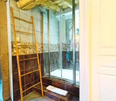 Centre Ville Apartment | La table ronde