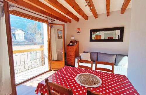 Bagneres-de-Luchon Apartment | La Tanière, T2 duplex, centre Luchon, 4 personnes, wifi, 3ème étage