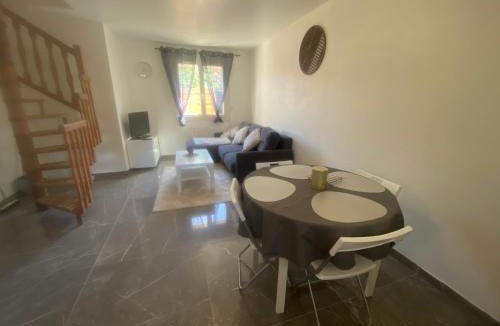 Issou Apartment | La tanierre T2 Issou vibe chill cosy