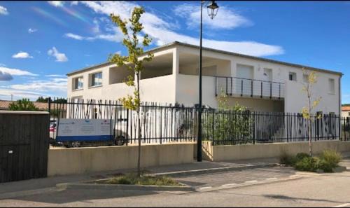 Charleval Apartment | La terrasse