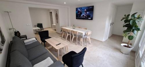 Villeneuve-sur-Yonne House | La Terrasse de Villeneuve