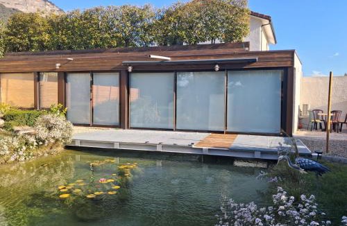 Lumbin House | la terrasse sur l'eau