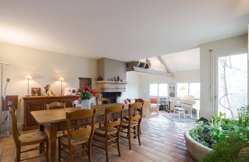 Beaune House | La Terre d'Or is ideally located on the hills of Beaune, in the heart of Burgund