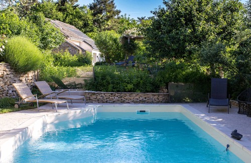 Beaune House | La Terre d'Or is ideally located on the hills of Beaune, in the heart of Burgund