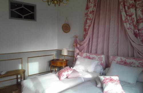 Saint-Trivier-de-Courtes House | La Thebaide