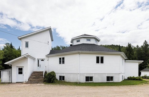 Sainte-Beatrix House | La Tour Boisée: Large Chalet in nature