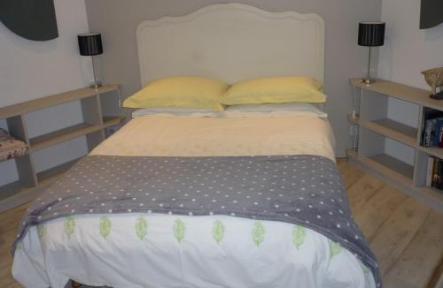 Semur-en-Auxois House | La Tour Hexagonale for 2 with shared pool