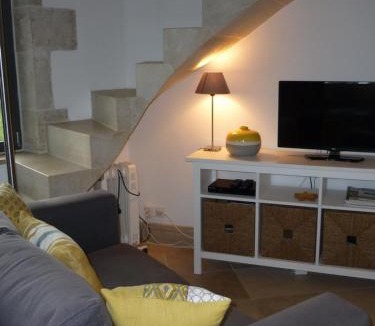 Semur-en-Auxois House | La Tour Hexagonale for 2 with shared pool
