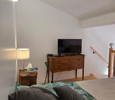 Saint-Saturnin Bed & Breakfast | La Tour Noble