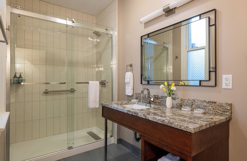 South Hill Hotel | La Tourelle Inn & Spa