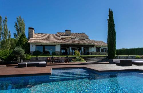 Requena Villa | La Traviesa,Villa de Lujo de 500 m. en el Campo con Piscina
