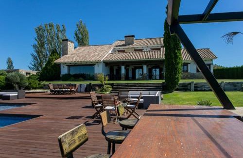 Requena Villa | La Traviesa,Villa de Lujo de 500 m. en el Campo con Piscina
