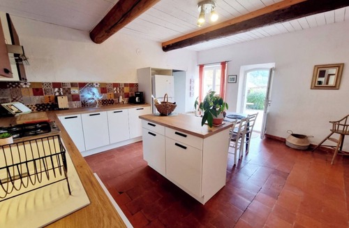 Villelaure House | 'La Treille Dorée' with Mountain View, Shared Pool and Wi-Fi