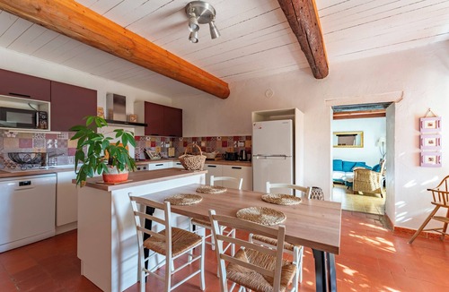 Villelaure House | 'La Treille Dorée' with Mountain View, Shared Pool and Wi-Fi