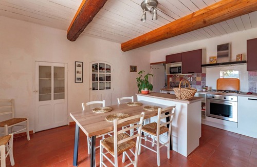 Villelaure House | 'La Treille Dorée' with Mountain View, Shared Pool and Wi-Fi