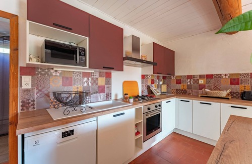 Villelaure House | 'La Treille Dorée' with Mountain View, Shared Pool and Wi-Fi