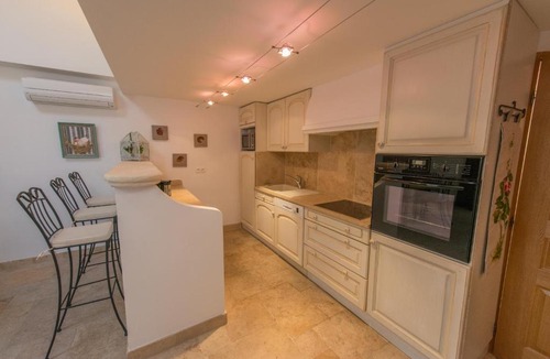 Ansouis House | La Treille et L'Impasse