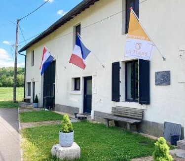 Seuzey Apartment | La Tulipe, ruime adult-only gîte met tuin en zwembad, Seuzey