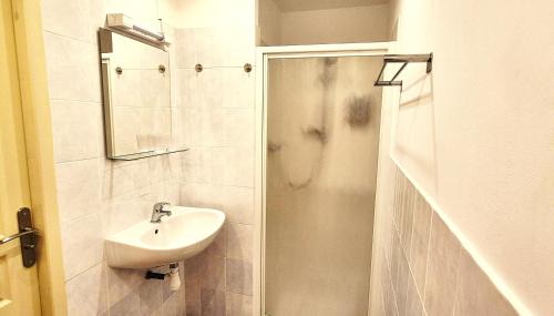 Seuzey Apartment | La Tulipe, ruime adult-only gîte met tuin en zwembad, Seuzey