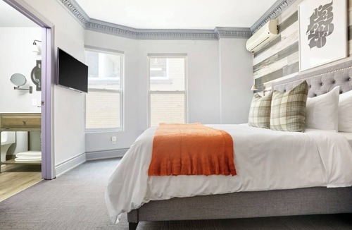 Bay Cloverhill Apartment | La TUMU is a charming and unique boutique rooms located in downtown Toronto.