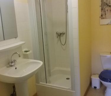 Saint-Bonnet-les-Oules House | La vache sur le toit
