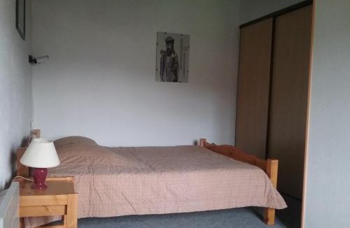 Saint-Bonnet-les-Oules House | La vache sur le toit