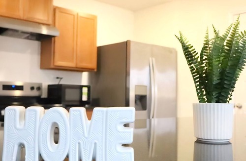 Southside House | La Vida Marbella Near Airport & Attractions Great Getaway sleeps 8+